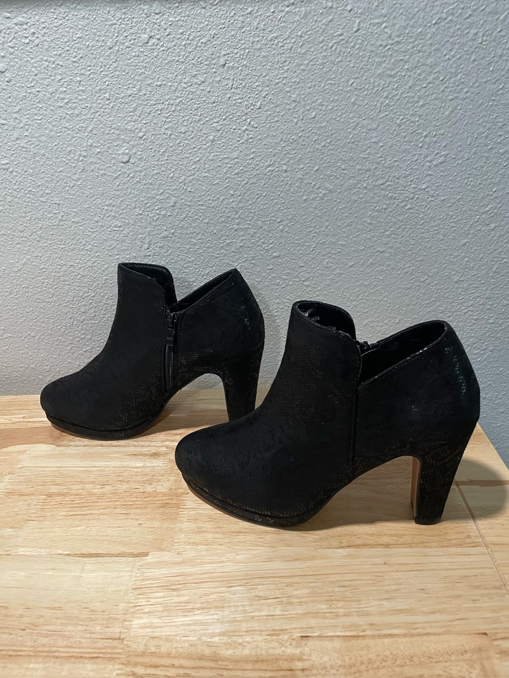 Women’s Booties - Chelsea Moreland - Size 7M - Black